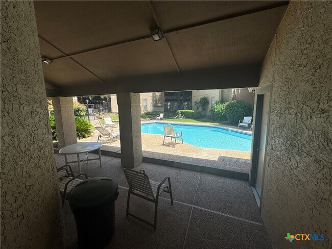 Building Photo - 1202 Thorpe Ln