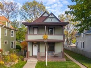 Building Photo - WE HAVE A CUTE & CLASSY RENTAL ON 16TH!