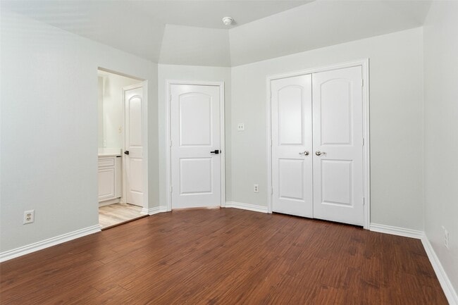 Building Photo - 2000 Le Mans Dr