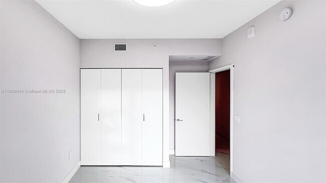 Building Photo - 700 NE 24th St