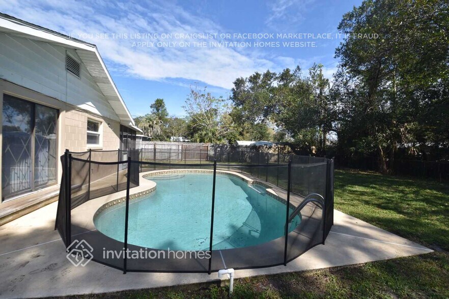Building Photo - 830 N Sunset Dr