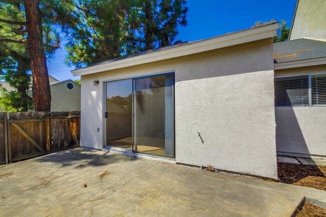 Building Photo - 2049 Haller St