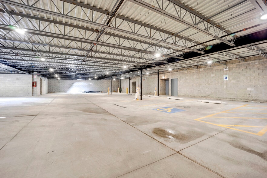 Building Photo - 4350 W Lawrence Ave