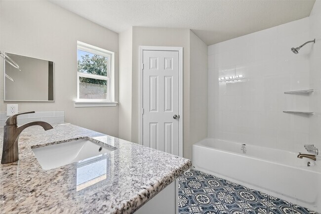 Building Photo - 10603 Highland Woods Dr