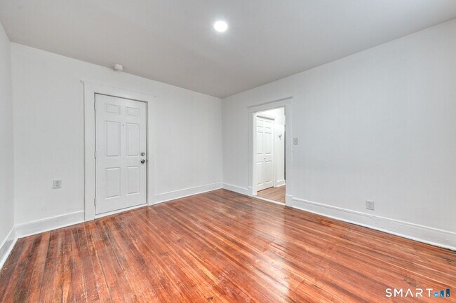 Building Photo - 152 Oak St