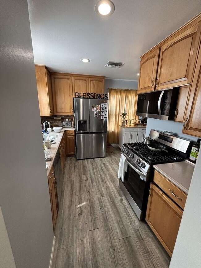 Building Photo - Desirable 3 Bedroom 2 Bathroom House