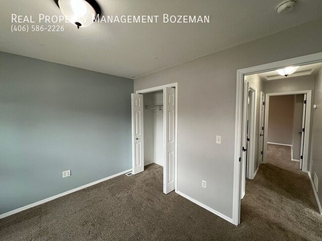 Building Photo - 452 Woodman Dr
