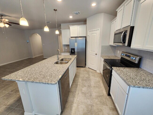Building Photo - "Bright and Beautiful 3-Bedroom 2-Bath Hom...