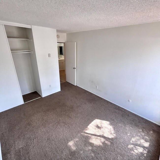 Building Photo - LIGHT & BRIGHT UPGRADED, 2 BEDROOM CONDO, ...