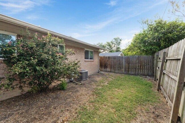 Building Photo - 2201 Lanier Dr