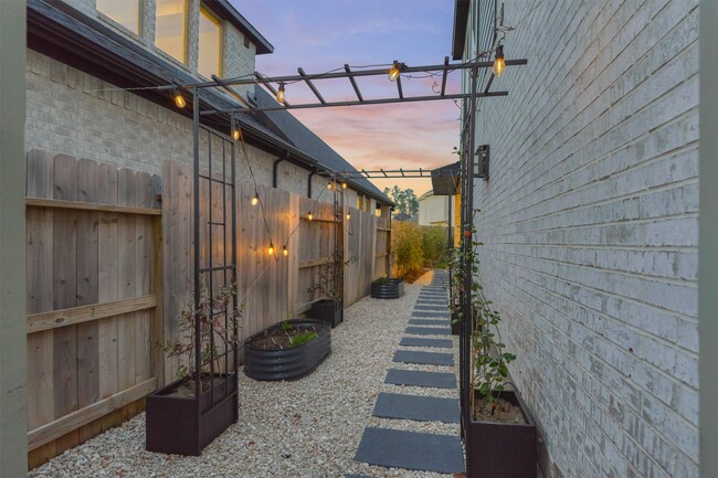 Building Photo - 15230 Tree Swallow Ct