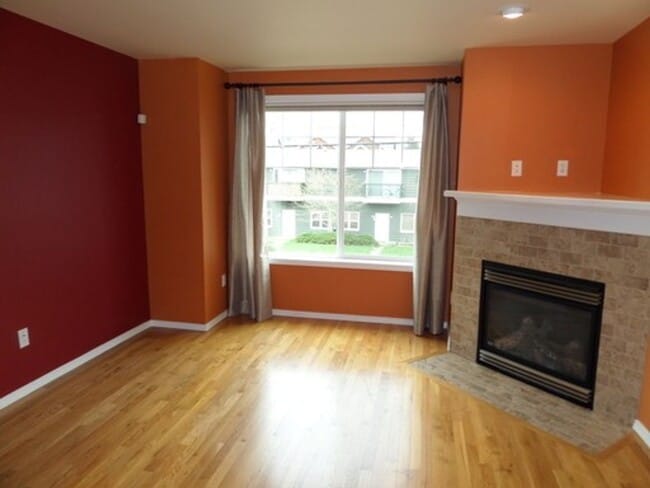 Building Photo - GREAT NEW PRICE! Stunning and Large 3-Bedroom Townhome with Garage FOR RENT in Green Lake!!