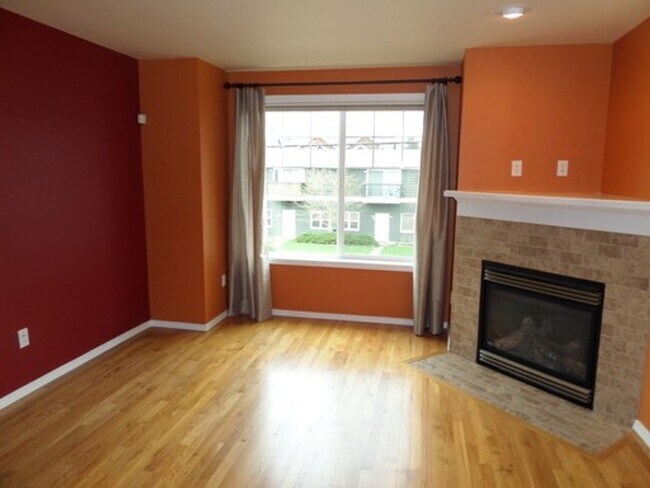 Building Photo - Stunning and Large 3-Bedroom Townhome with Garage FOR RENT in Green Lake!!