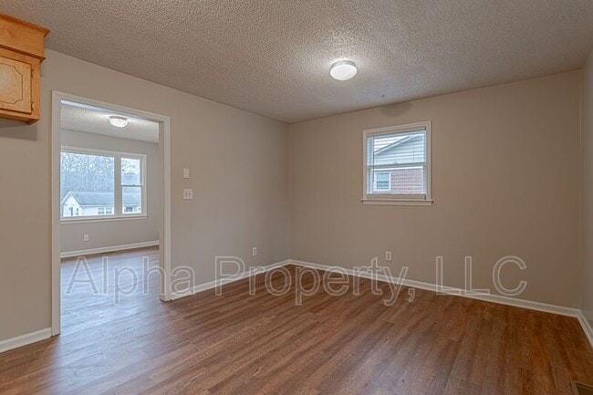 Building Photo - 30 Cox St