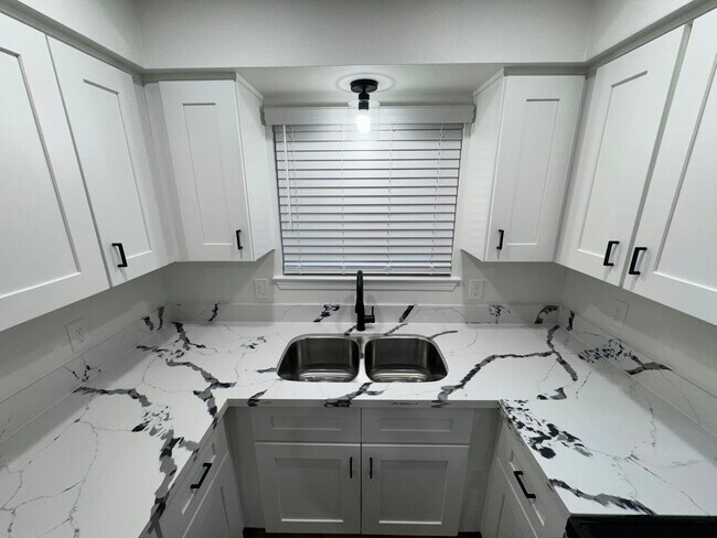 Building Photo - 2118 N Glenn Ave