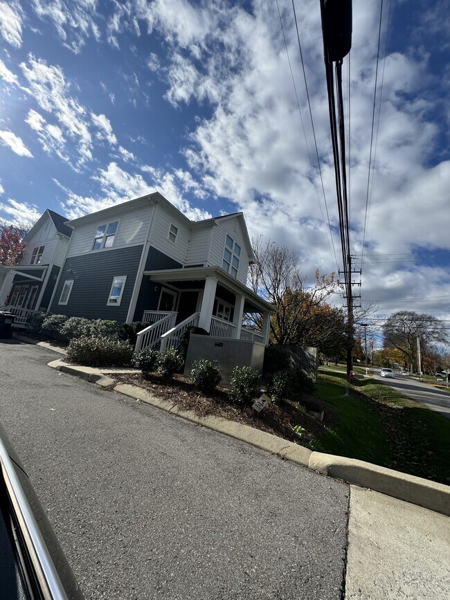 Building Photo - 509 Rosedale Ave