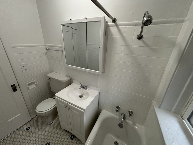 Building Photo - 2216 W Thome Ave