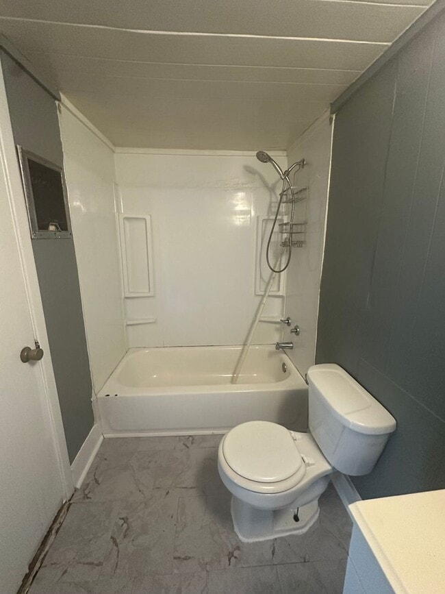 Building Photo - 1 bedroom, 1 bathroom Home Available in Br...