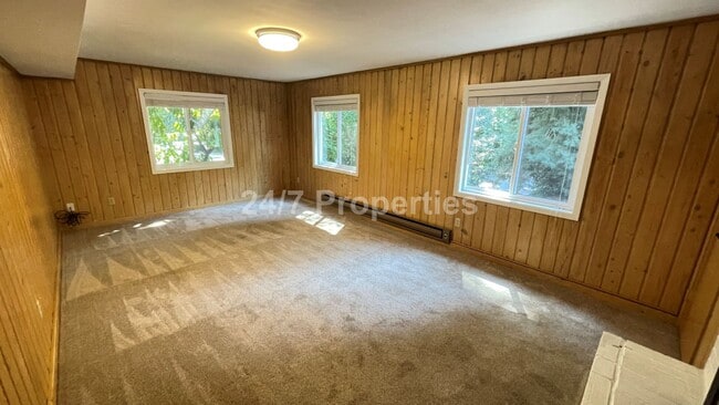 Building Photo - Spacious 4BD I 2BA Home w/ Separate Living...