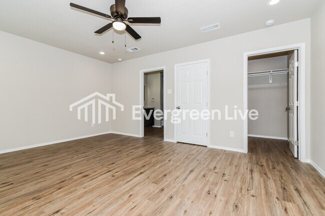 Building Photo - 3504 Hilton Dr