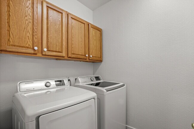 Building Photo - Charming 3-Bedroom Home with Pool