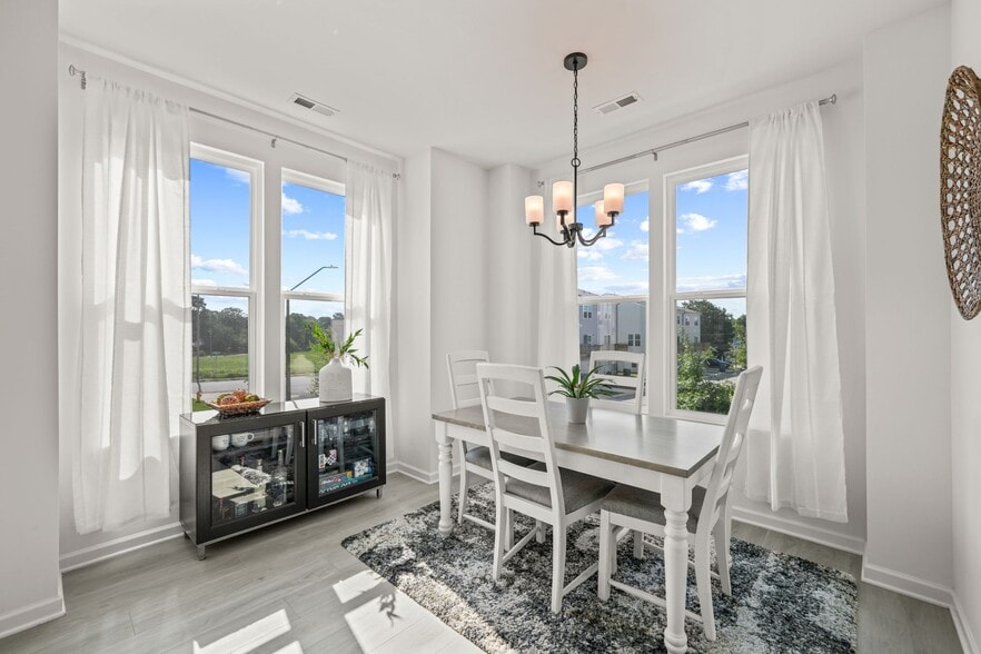 Building Photo - 1955 Robin Hill Ln