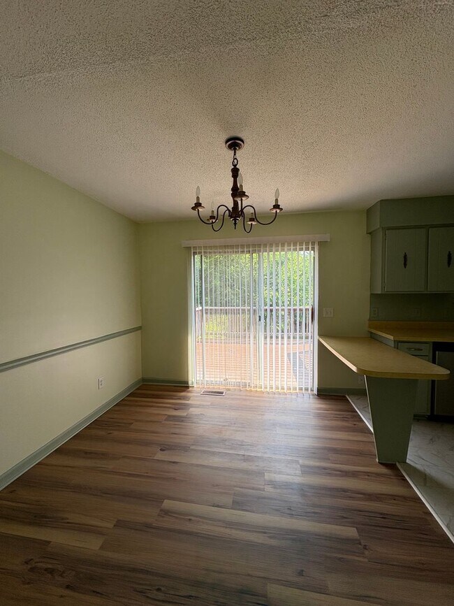 Building Photo - 3 Bedroom 2.5 Bath House