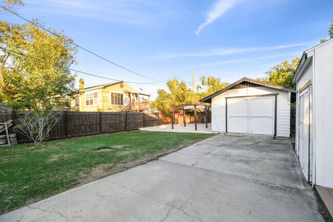 Building Photo - Charming 3 bed 2 bath North Kenwood home w...