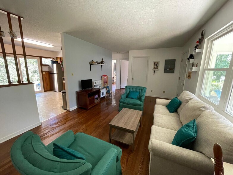 Living Room - 963 Brynwood Dr