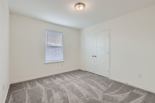 Building Photo - 4 Bedroom 2.5 Bathrooms! Loft and Office! ...