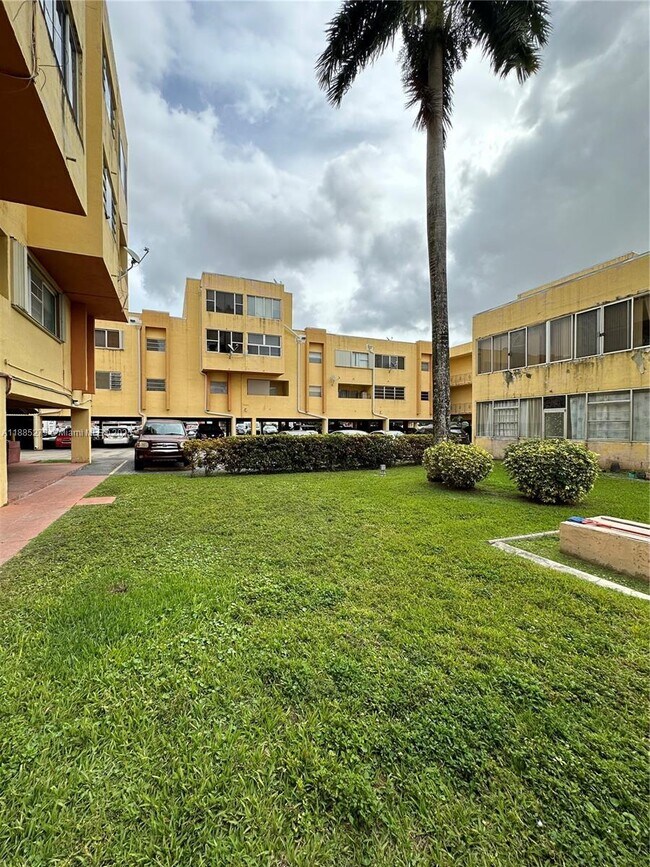 Building Photo - 1555 W 44th Pl