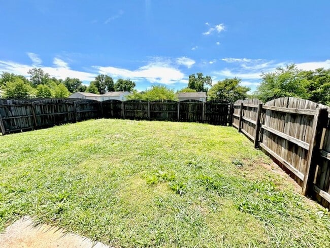 Building Photo - 228 Dormont Dr NE