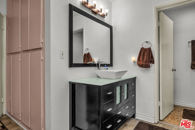 Building Photo - 5334 Lindley Ave