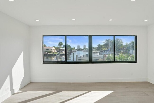 Building Photo - 840 SE 22nd Ave