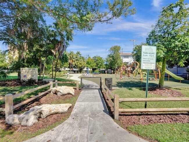 Building Photo - 2421 NE 7th Pl