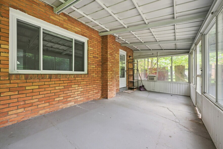 Building Photo - 56 Pointview Rd