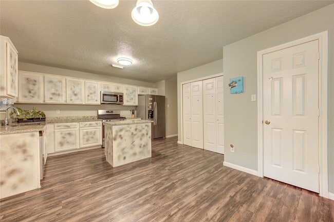 Building Photo - 7302 Greenwood Point Dr