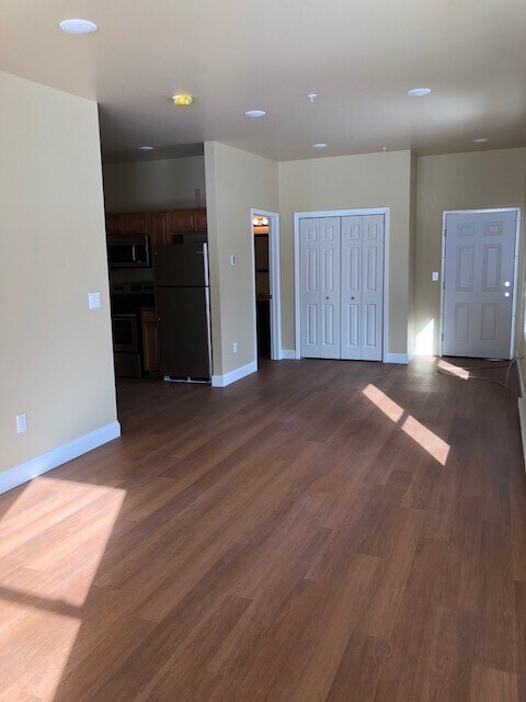 Building Photo - 15 LLC-23 Elm St