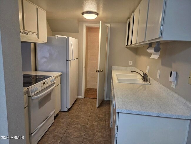Building Photo - 3213 W Royal Palm Rd