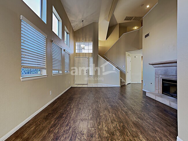 Building Photo - 1824 Glenwillow Dr