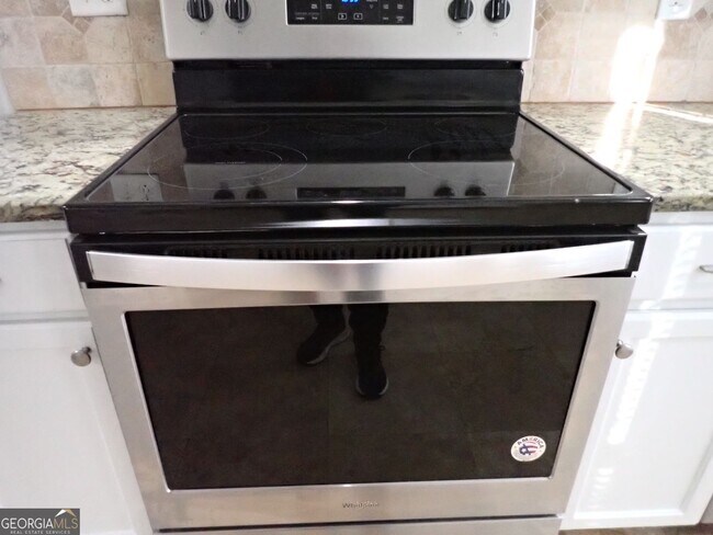 Building Photo - 827 Sinclair Way