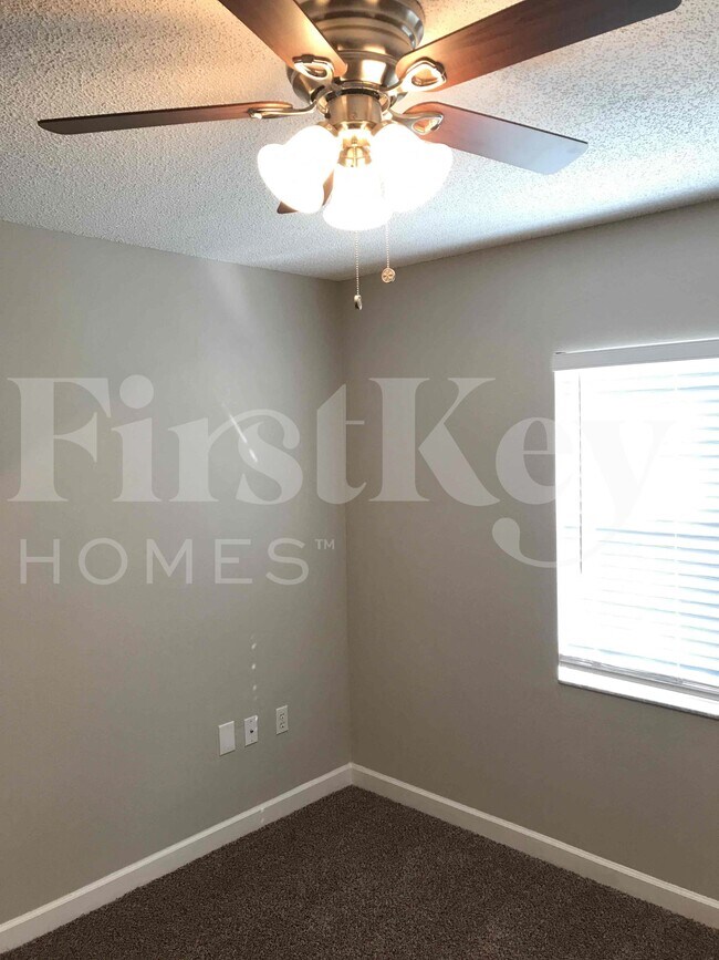 Building Photo - 2224 Palmview Cir E