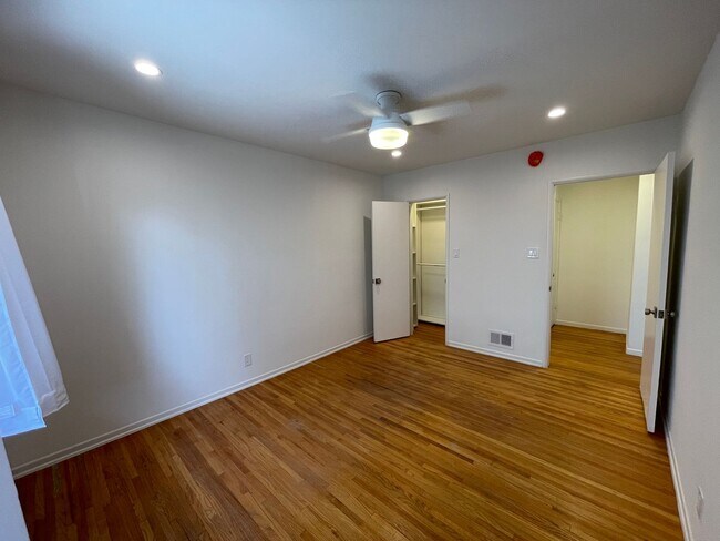 Building Photo - 1059-1059 S Genesee Ave