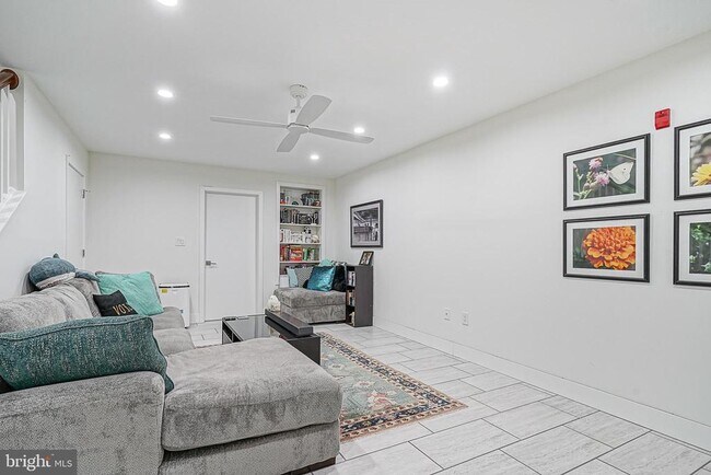 Building Photo - 1926 Bainbridge St