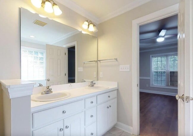 Building Photo - 1013 Sebring Dr