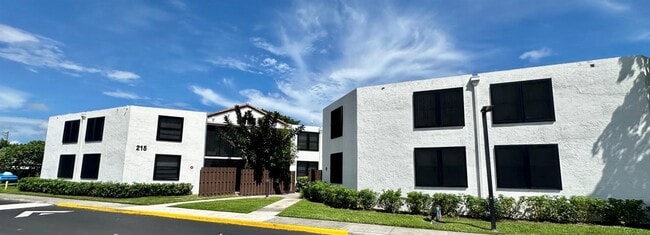 Building Photo - 215 Lake Pointe Dr