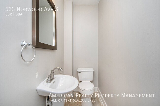 Building Photo - 533 Norwood Ave SE