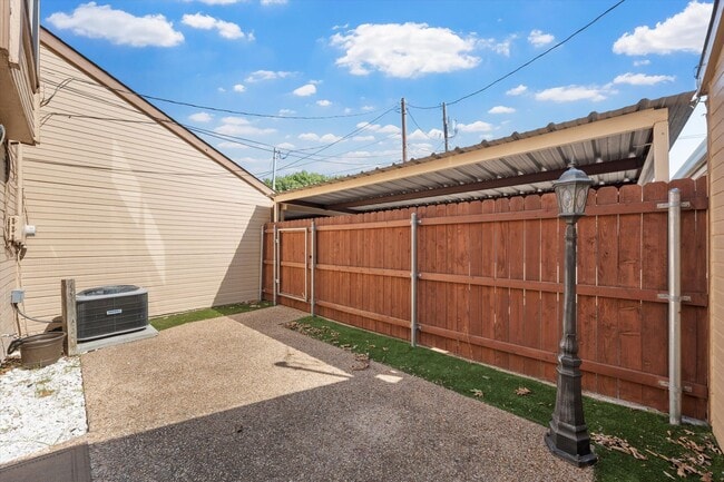 Building Photo - Updated Amazing Townhome