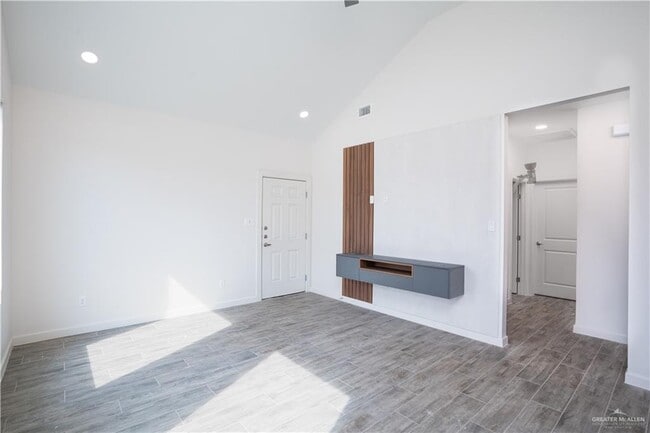 Building Photo - 28 Dragonfly St