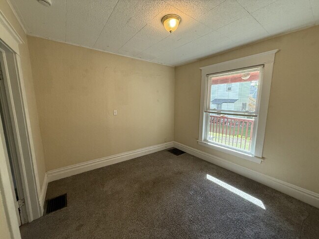 Building Photo - NW Side 1BR under $1000